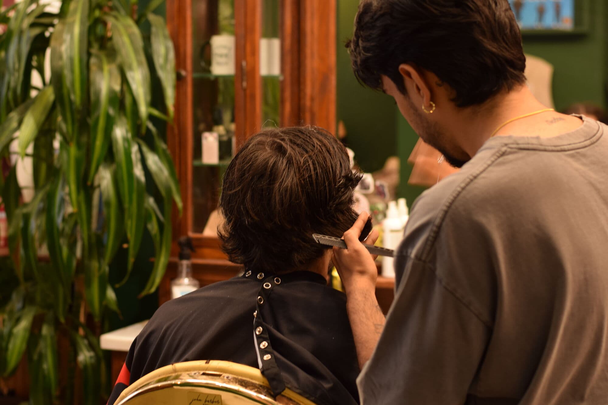 A textured cut in the green and gold chair at Porem Barbershop Amsterdam